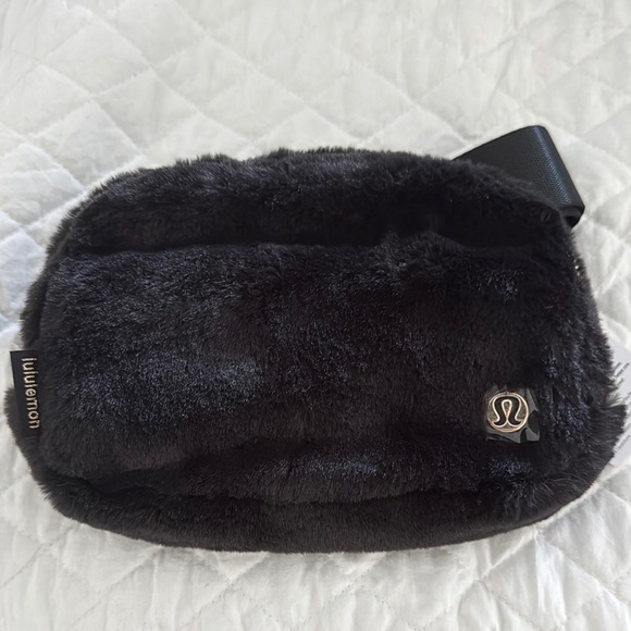 lululemon athletica Handbags - **NEW** Lululemon Everywhere Belt Bag * Plush Fleece Black